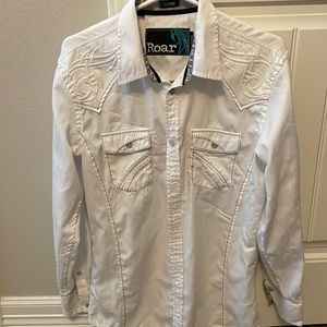 Roar Men’s White embroidered stitching design.